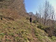 26 Proseguiamo sul sentierino ai bordi della magra radura prativa verso il bosco